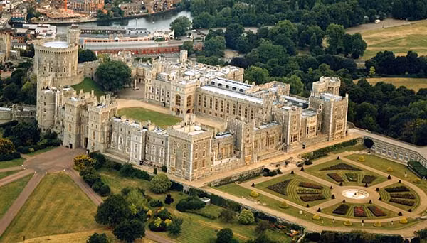 Lâu đài Windsor là dinh thự hoàng gia lâu đời nhất trên thế giới vẫn còn được hoàng gia sử dụng. Lâu đài này nằm trên khu đất rộng 13 mẫu Anh (5,2 ha) với khoảng 1.000 phòng. Windsor là lâu đài có người ở lớn nhất trên thế giới và đã là nơi ở của hoàng gia gần 1.000 năm.