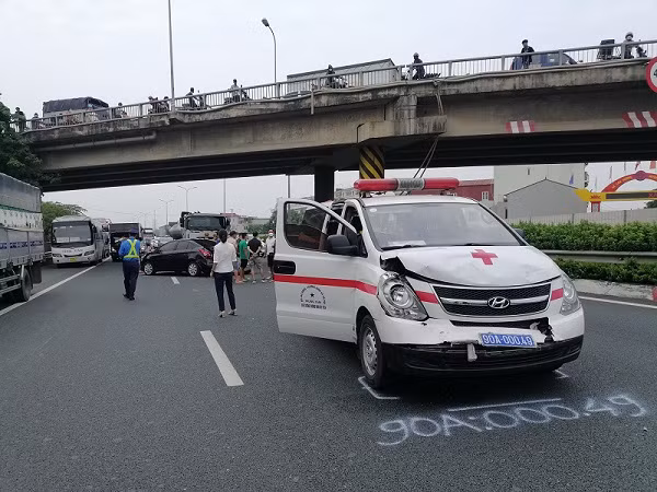 Xe cuu thuong cho nguoi benh bi tai nan tren cao toc Phap Van - Cau Gie