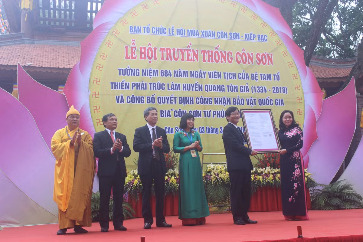 Lễ công bố quyết định của Thủ tướng Chính phủ công nhận bia “Côn Sơn Tư Phúc Tự Bi” là bảo vật quốc gia.