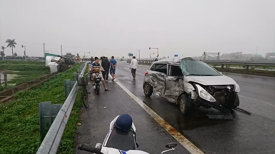Xe con bị hư hỏng nặng.