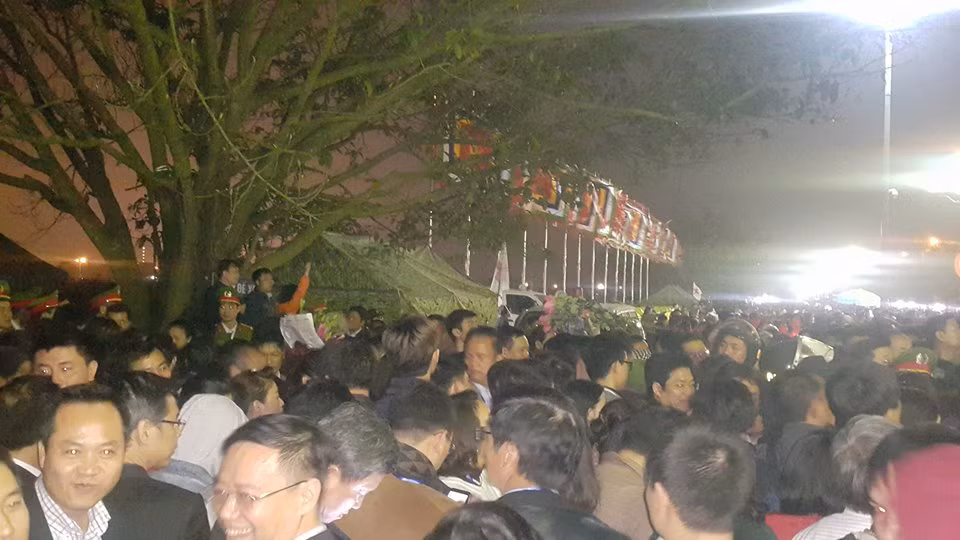 Nhiều người phải vạ vật bên ngoài.