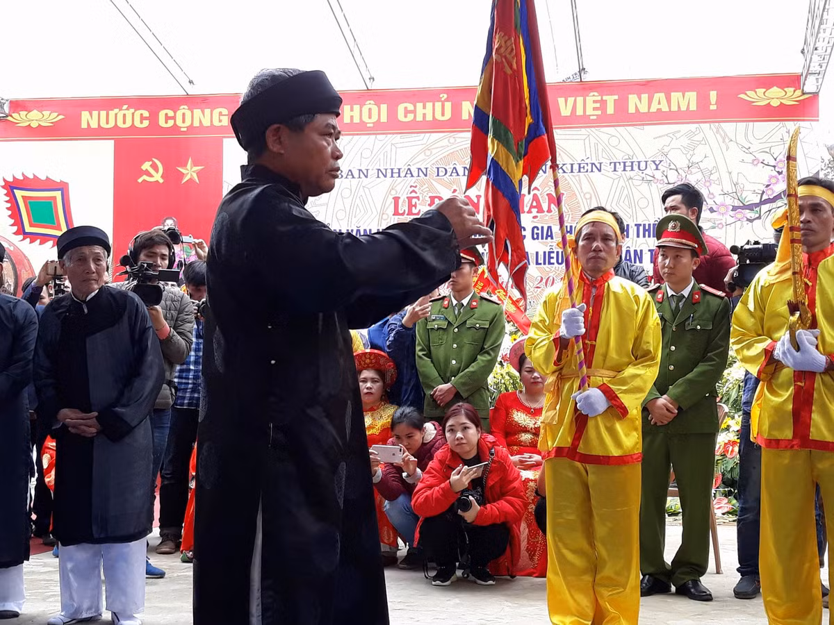 Các bô lão uống rượu tiết gà thề với thần linh trong hội thề không tham nhũng.