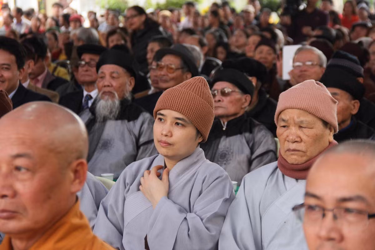 Đông đảo người dân về dự hội.