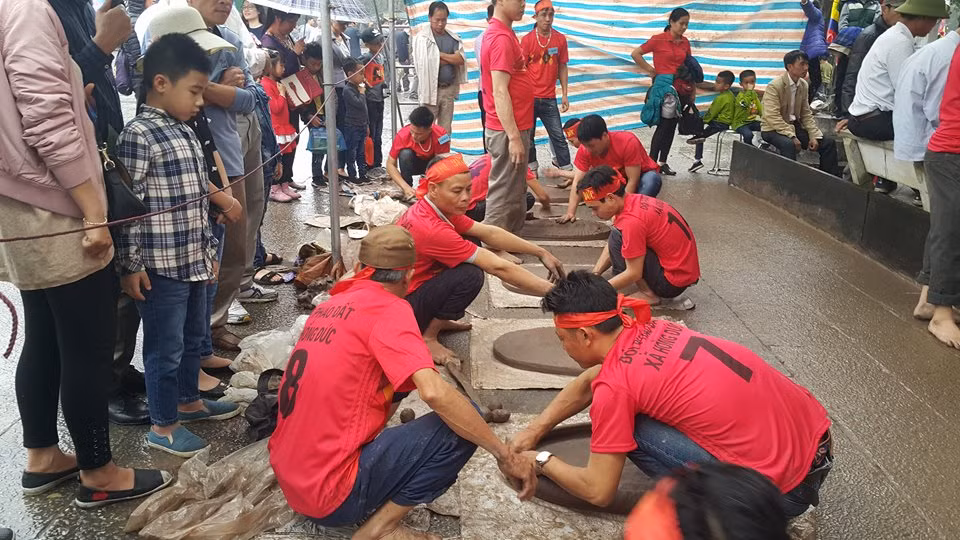 Mỗi quả pháo trung bình có hai pháo thủ góp sức hình thành.