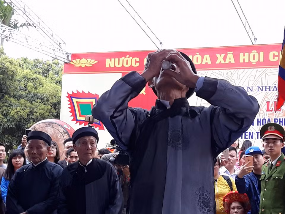 "Trên từ các cụ già, dưới đến tuổi 18 ở dân thôn trong làng vườn tược buồng cau, trái chuối, ngoài đồng lúa mạ hoa màu. Mọi người đều công minh, chính trực không tham lam vơ vét. Người nào tà dâm trộm cắp của nhau. Nguyện cầu thần linh đả tử! Y như lời thề...