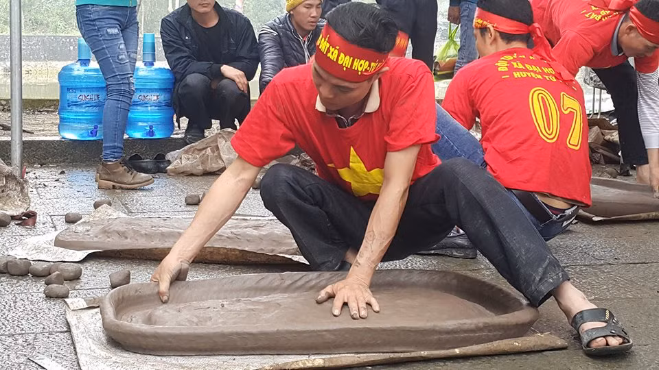 Pháo thủ cẩn thận miết viền mép pháo sao cho vừa phải để pháo bung cánh khi reo pháo..