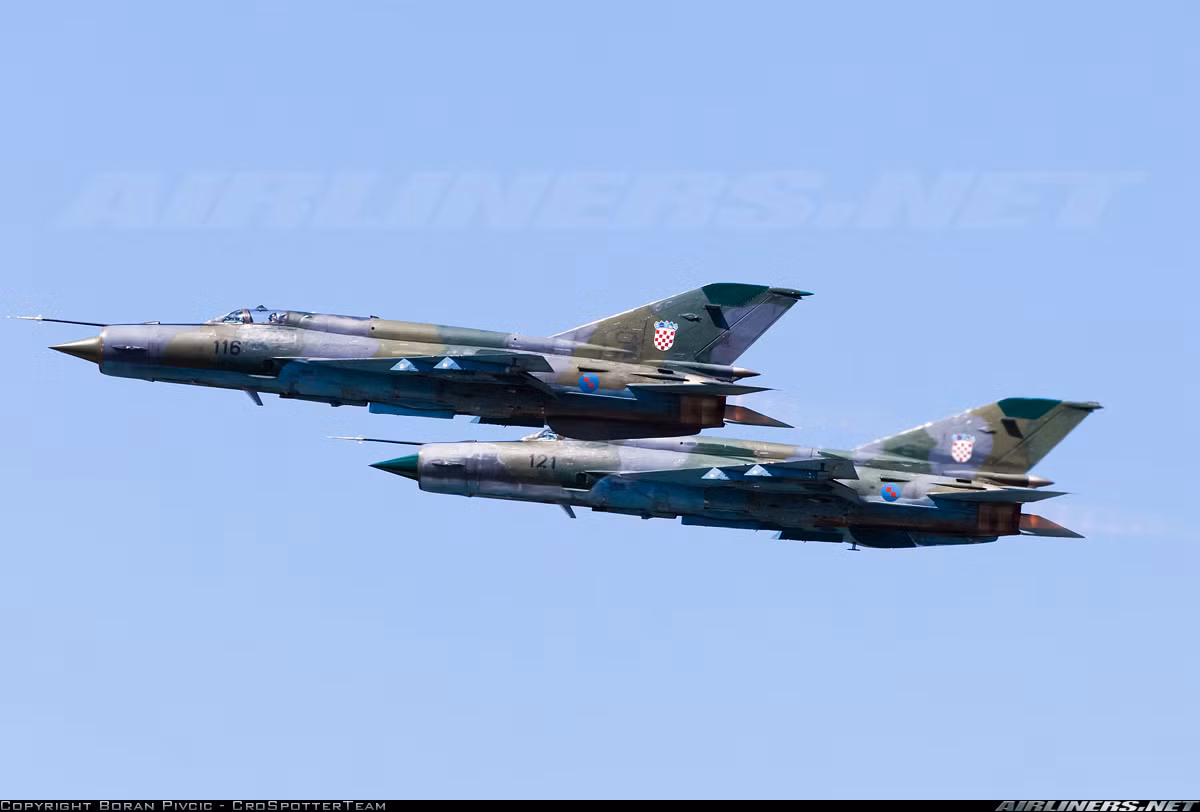 Báo Jutarnji list cho hay hôm 22/3, Cảnh sát quân sự Croatia nghi ngờ rằng những máy bay tiêm kích MiG-21 nước này nhận được từ Ukraine không phải là máy bay nguyên bản mà đã được lắp ráp từ các bộ phận mua ở những nước khác nhau. Theo đó, trên một số bộ phận số seri đã bị dập xóa, mã số phụ tùng không tương ứng tài liệu đính kèm và việc đại tu máy bay đã không được thực hiện trước khi bán hàng. Ảnh: Airlines.net