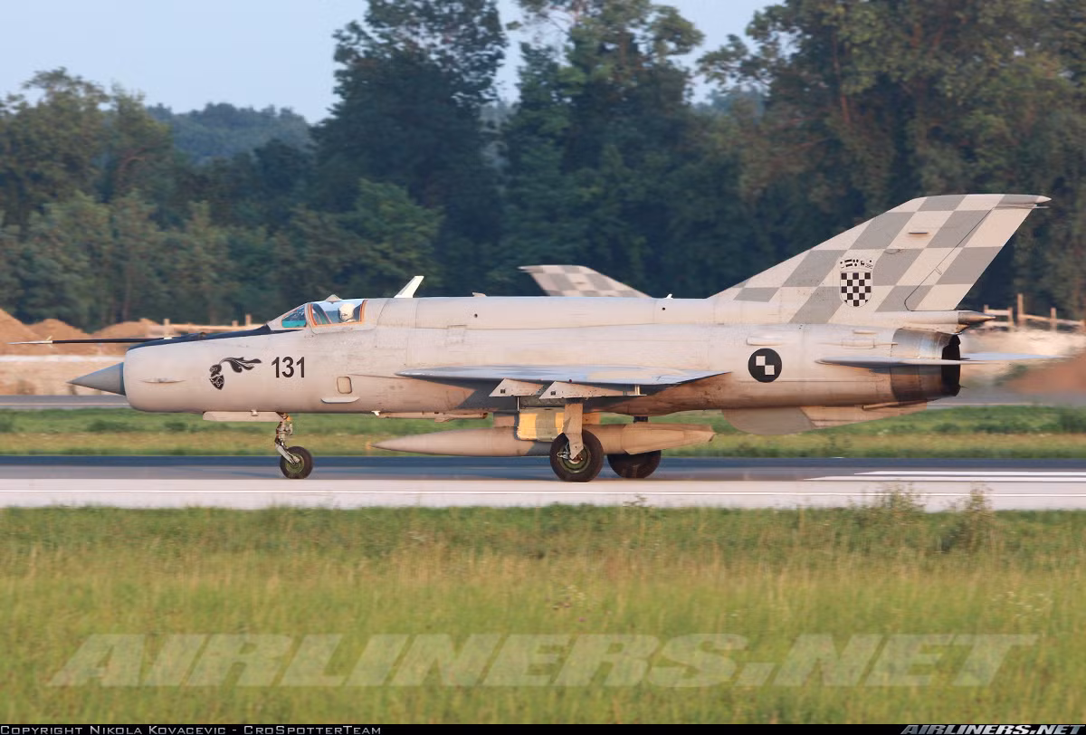 Những chiếc MiG-21bis-D vốn là bản nâng cấp của Không quân Croatia dựa trên phiên bản MiG-21bis (phiên bản sản xuất loạt cuối cùng của dòng MiG-21) sử dụng một số thành phần của chương trình LanceR do Romania và Israel cùng phát triển. Ngoài ra, máy bay được trang bị hệ thống định vị GPS, phân biệt địch - ta và trang bị liên lạc phù hợp với tiêu chuẩn NATO. Ảnh: Airlines.net