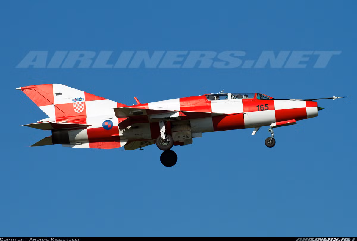 Còn MiG-21UMD là bản nâng cấp theo tiêu chuẩn NATO cho dòng máy bay huấn luyện hai chỗ ngồi MiG-21UM. Ảnh: Airlines.net