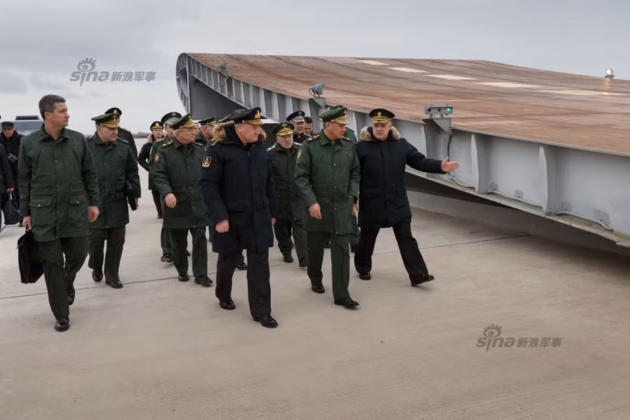 Bộ trưởng Shoigu thị sát boong phóng nhảy cầu mô phỏng trên mặt đất. Nguồn ảnh: Sina