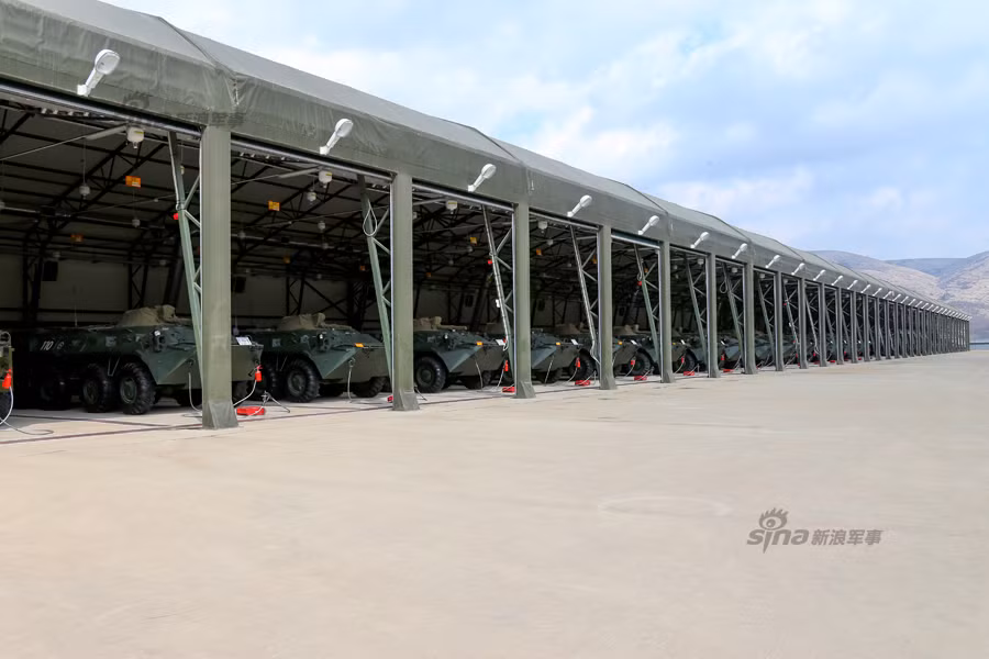 Lực lượng xe bọc thép BTR-80 làm nhiệm vụ bảo vệ căn cứ huấn luyện. Nguồn ảnh: Sina