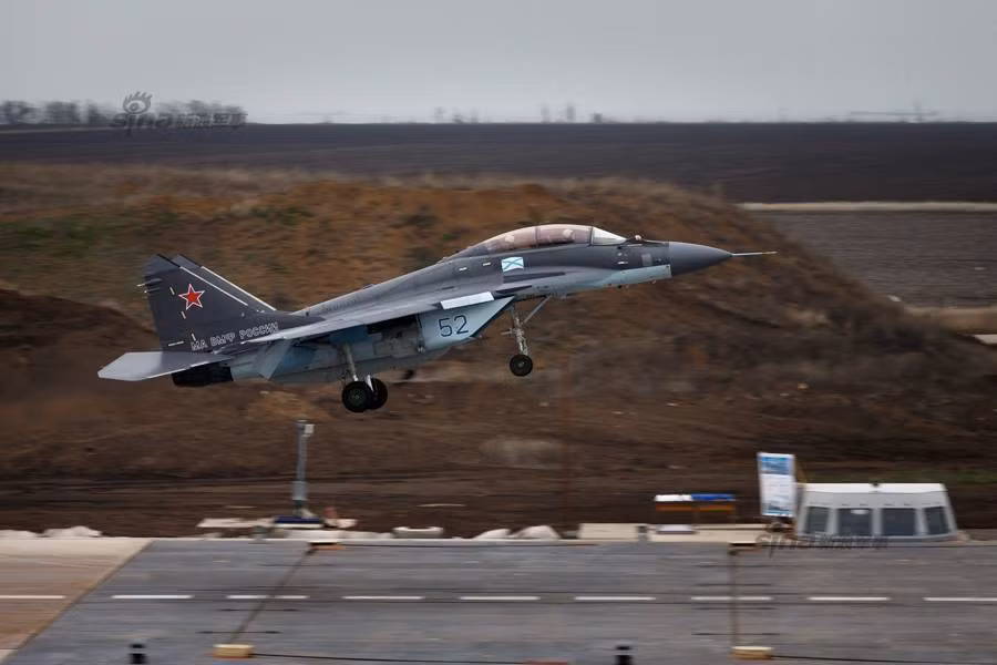 MiG-29KUB huấn luyện cất hạ cánh kiểu “Touch and Go” trên boong phóng tàu sân bay mặt đất. Nguồn ảnh: Sina