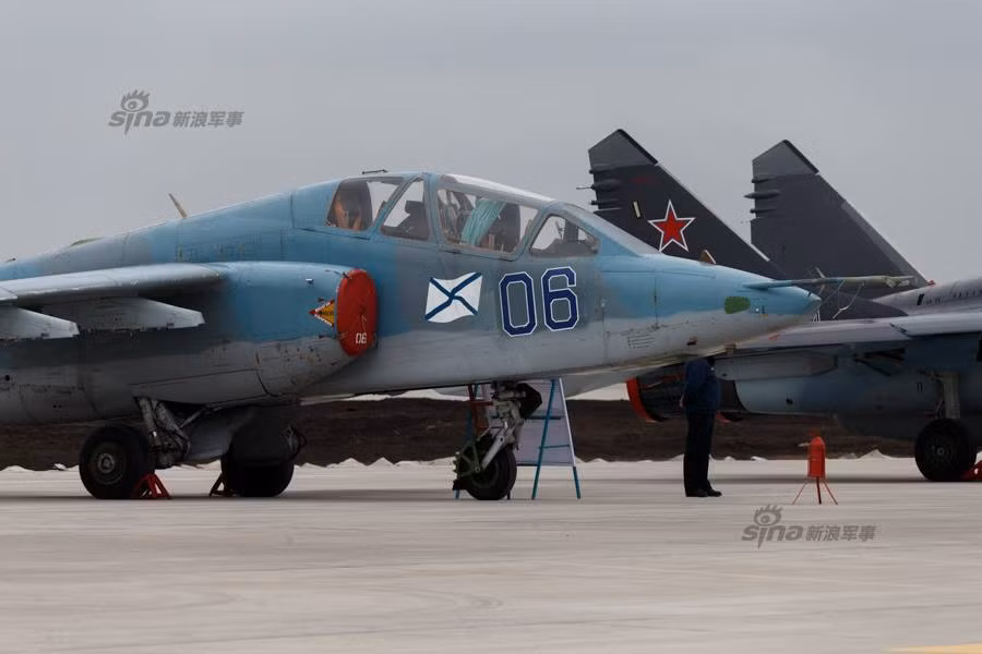 Ngoài ra còn có các máy bay huấn luyện phi công tiêm kích hạm Su-25UTG. Nguồn ảnh: Sina