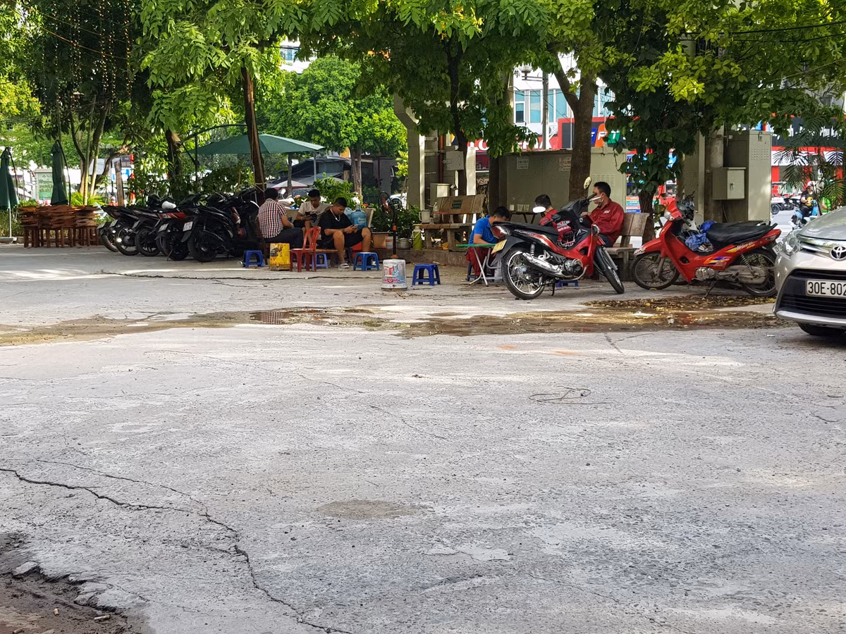 Ghi nhận của PV Báo Tri thức và Cuộc sống, ngày 4/7, trên nhiều tuyến đường thuộc địa bàn quận Cầu Giấy, quán trà đá vỉa hè vẫn ngang nhiên hoạt động, bất chấp lệnh chưa cho phép hoạt động của UBND TP Hà Nội.