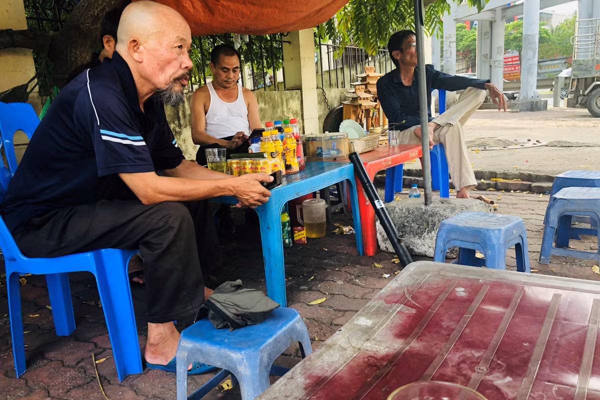Người dân không đeo khẩu trang, tụ tập tại các quán trà đá.