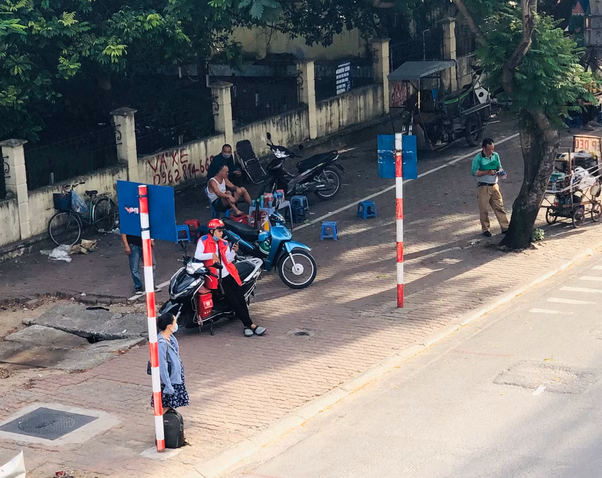Tại một số điểm dừng chờ xe bus trên đường Hồ Tùng Mậu, nhiều quán trà đá "nhảy dù" hoạt động. Đây là vị trí thường xuyên tập trung đông người nên rất dễ lây nhiễm dịch bệnh.