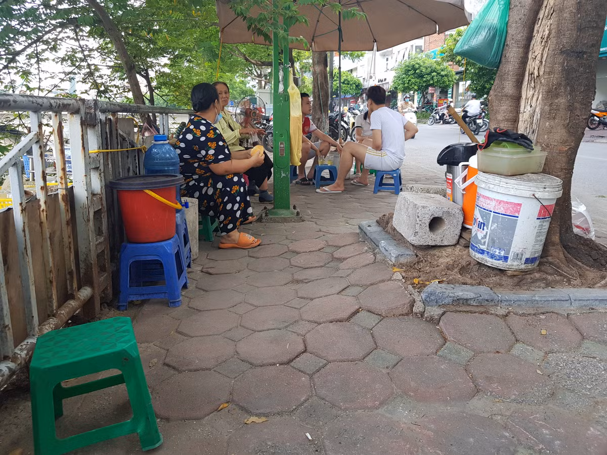 Hiện Hà Nội chưa cho phép mở lại các dịch vụ quán bia, rượu, quán nhậu, quán trà đá... thiết nghĩ lãnh đạo chính quyền địa phương cần nâng cao kiểm soát, xử lý và mỗi người dân nên có ý thức tự giác để bảo vệ bản thân và cộng đồng.