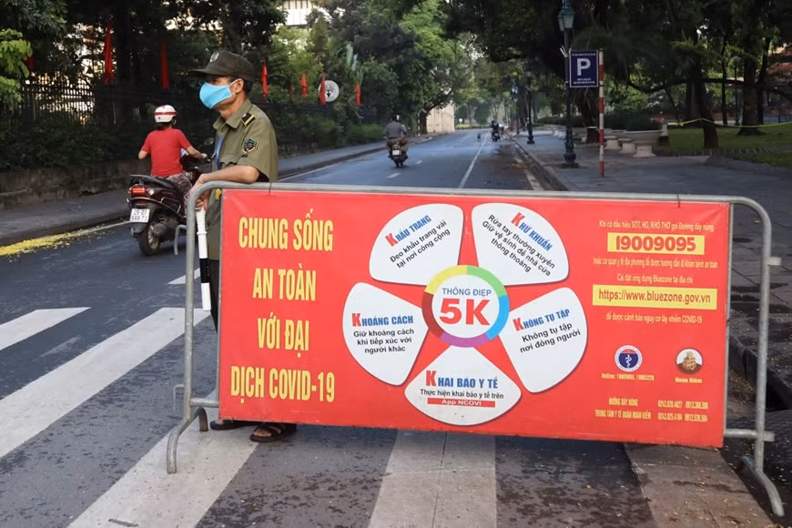 Ca COVID-19 van dien tang, Ha Noi gian cach tiep hay khong?-Hinh-2