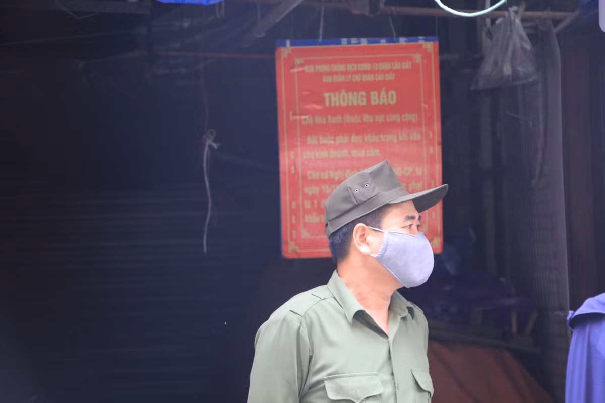 Mặc dù chợ Nhà Xanh tạm đóng cửa, ngừng hoạt động vì dịch COVID-19 nhưng vẫn có nhân viên bảo vệ thường xuyên kiểm tra, không để các ki ốt hoạt động lén lút, tập trung đông người.