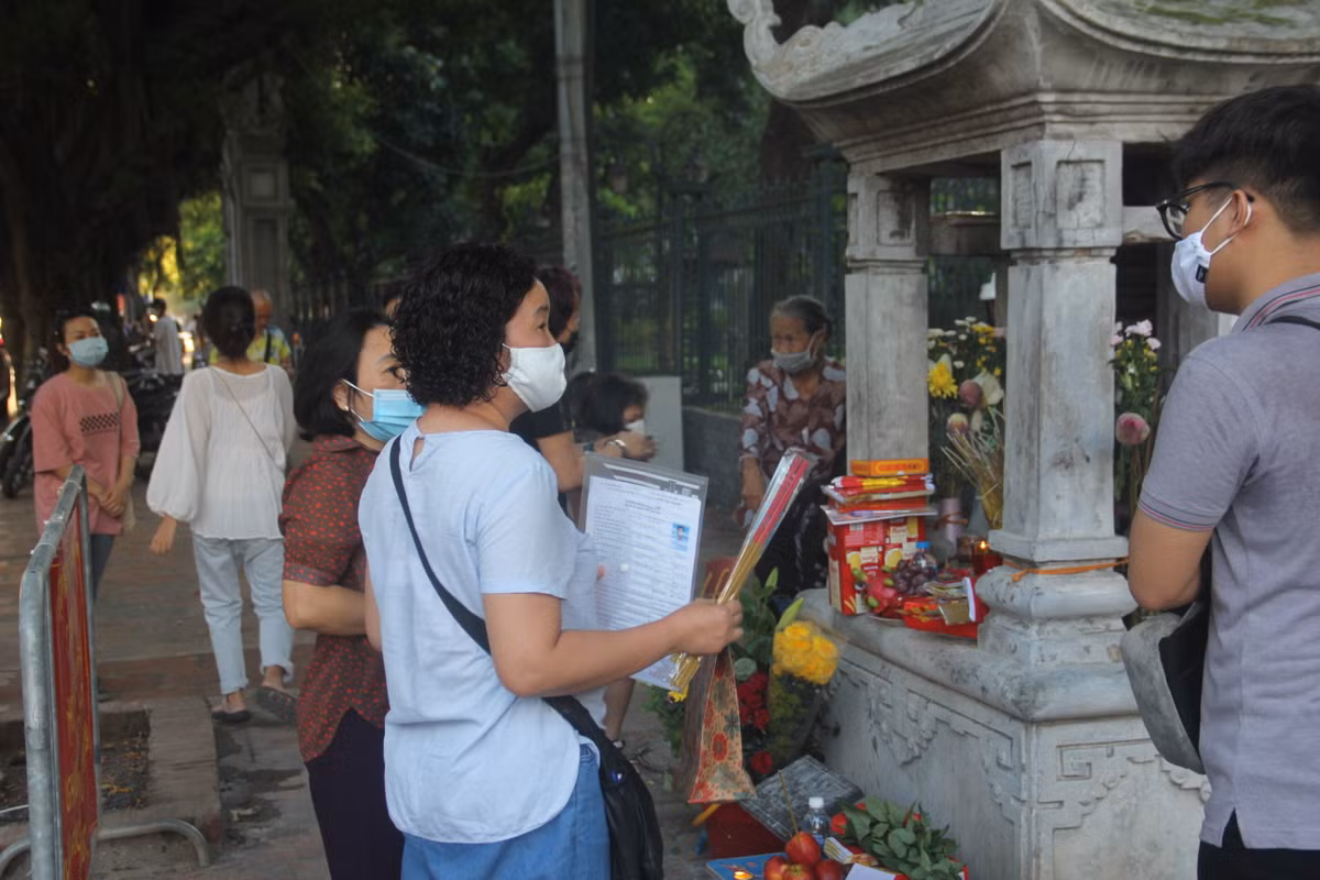 Trước đó, Báo Tri thức và Cuộc sống đã phản ánh về tình trạng nhiều phụ huynh học sinh tập trung khấn vái trước bia Hạ Mã, gây mất an toàn, nguy cơ lây lan dịch bệnh COVID-19.