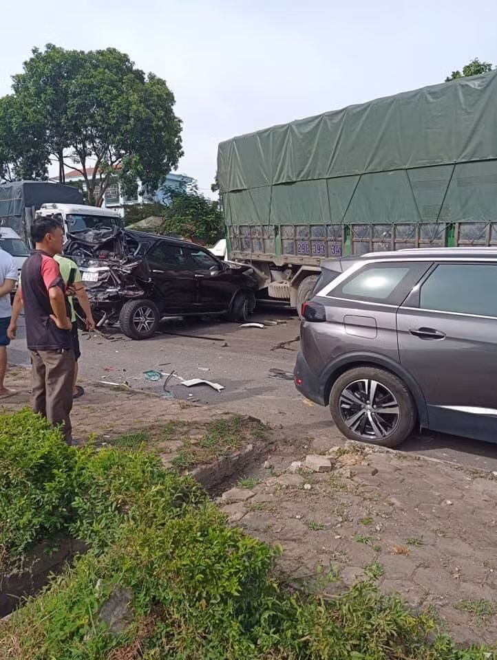 Hien truong vu TNGT lien hoan giua 9 xe o to tren QL1A-Hinh-2