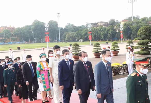 Các đại biểu Quốc hội vào Lăng viếng Chủ tịch Hồ Chí Minh.