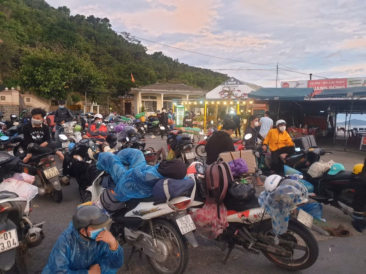 Việc dừng nghỉ, sinh hoạt các nhân đều diễn ra ngay ngoài đường.