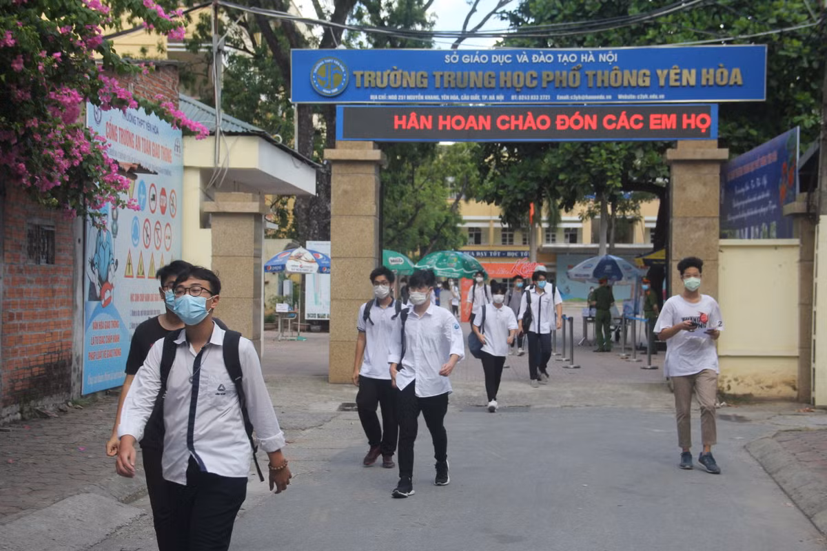 Khoảng 14h50, sau khi hoàn tất các thủ tục cũng như nắm rõ các quy chế phòng thi, các thí sinh được cho về để chuẩn bị cho ngày thi đầu tiên 7/8.