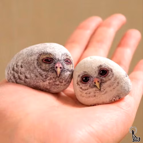Đôi chim cú, một ngây thơ, một lém lỉnh gọn lỏn trong lòng bàn tay.