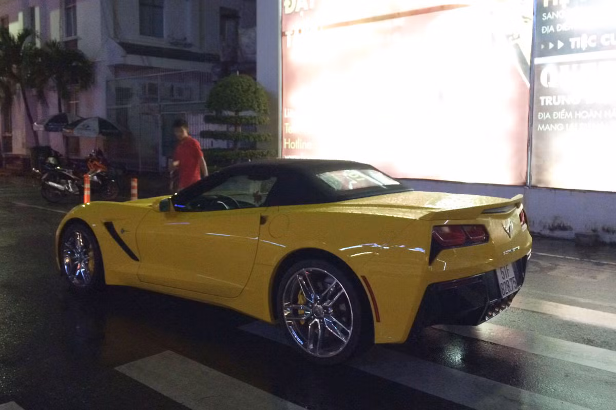 Corvette C7 Stingray có kích thước chiều dài 4.493 mm, chiều rộng 1.877 mm và chiều cao 1.240 mm. Chiều dài cơ sở 2.710 mm.