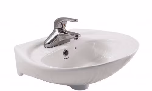 Với bồn rửa mặt, hãy đổ giấm trắng vào chỗ thoát nước và rửa lại bằng nước nóng.