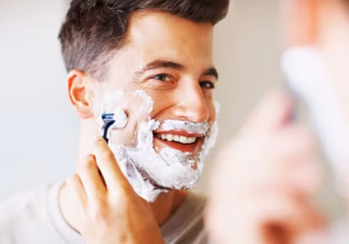 Một cách khác làm sạch gương bụi mờ là sử dụng kem cạo râu. Phun kem cạo râu ra khăn sạch, khô, lau từng khắp mặt gương. Sau đó dùng khăn khô lau sạch bọt bám trên mặt gương.