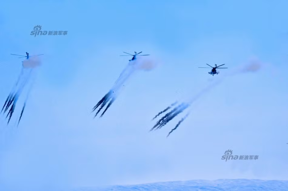 Trực thăng Mi-8 tấn công bằng rocket.