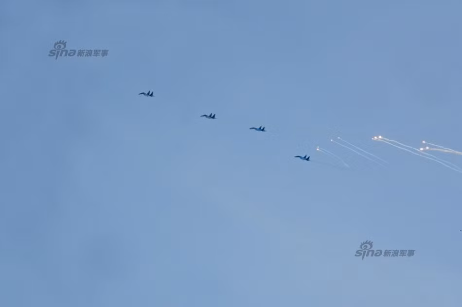 Các máy bay chiến đấu Su-27 và Su-30SM cũng được huy động cho lần tập trận này.