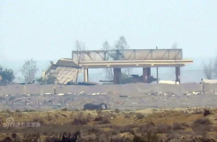 Kênh truyền thông riêng của lực lượng phiến quân IS ở Iraq mới đây công bố loạt hình ảnh cho thấy tổ chức khủng bố này đã tiêu diệt thành công một chiếc xe tăng M1 Abrams của Quân đội Iraq bằng tên lửa chống tăng “giấu mặt”.