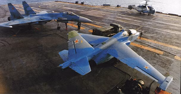 Thông tin tiếp theo mới thực sự gây bất ngờ, đó là các tiêm kích hạm Su-33 cùng cường kích hạm Su-25UTG sẽ thực hành các bài cất hạ cánh trên boong tàu sân bay Đô đốc Kuznetsov ngay từ tháng 5/2020.