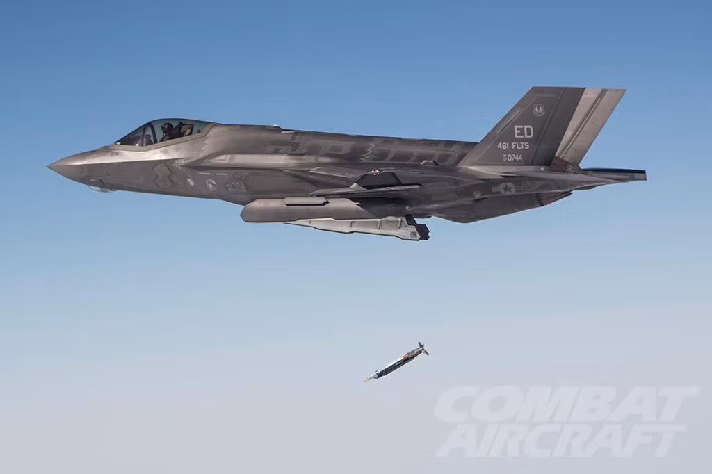 Hiện nay trong các phi vụ tập kích đường không, tiêm kích tàng hình F-35 mới có một loại vũ khí dẫn đường chính xác duy nhất đó là bom đường kính nhỏ GBU-39 SDB là vừa với khoang trong.