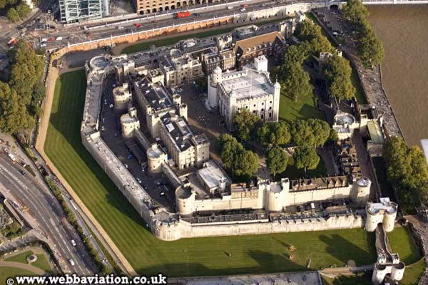 Trong lịch sử tồn tại của mình, tháp London là nơi đã diễn ra nhiều cuộc hành hình và tra tấn. Nó cũng được sử dụng như kho vũ khí, kho bạc, vườn thú, xưởng đúc tiền của hoàng gia Anh, đài quan sát... Từ năm 1303, đây là nơi lưu giữ các vương miện của Vương Quốc Anh.