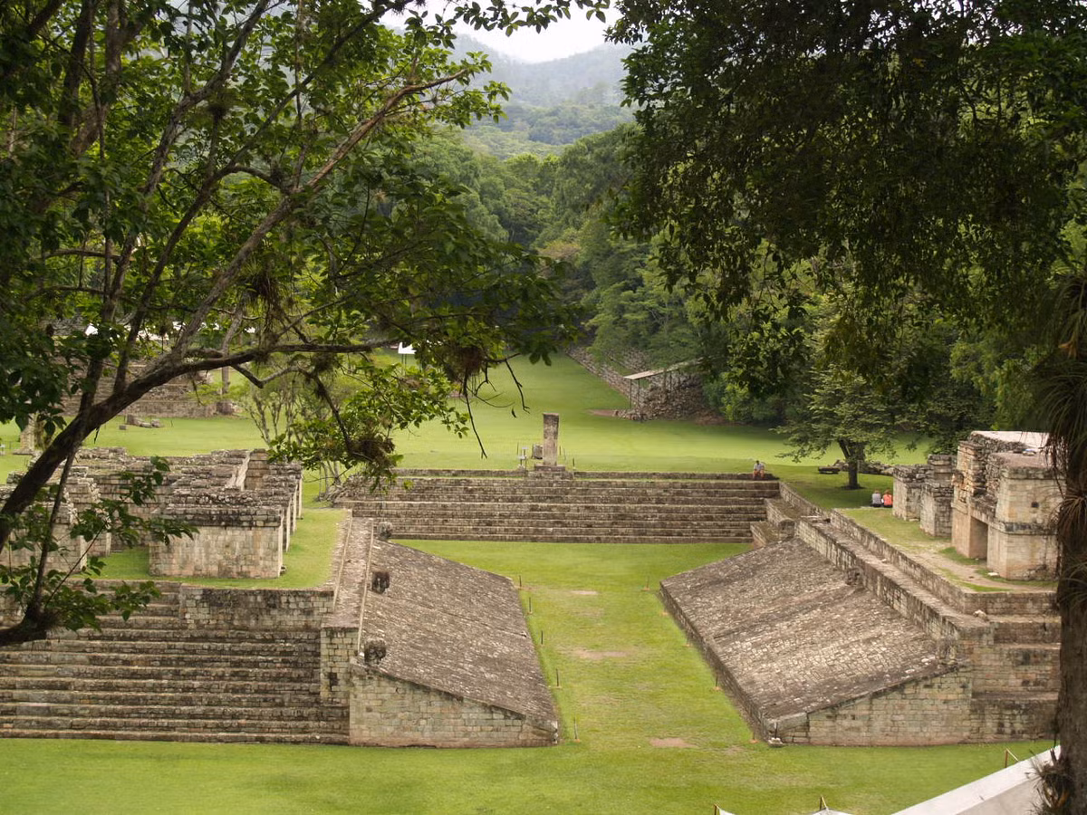 Nằm ở miền Tây đất nước Honduras, gần biên giới Guatamala, thành phố cổ Copan nổi tiếng thế giới với những di sản kiến trúc nghệ thuật vô giá mà nền văn minh vĩ đại của châu Mỹ để lại cho nhân loai.