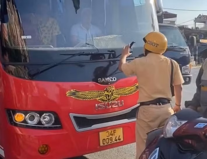 Hải Dương: Xử phạt lái xe khách đẩy CSGT đi giật lùi Hai Duong: Xu phat lai xe khach day CSGT di giat lui
