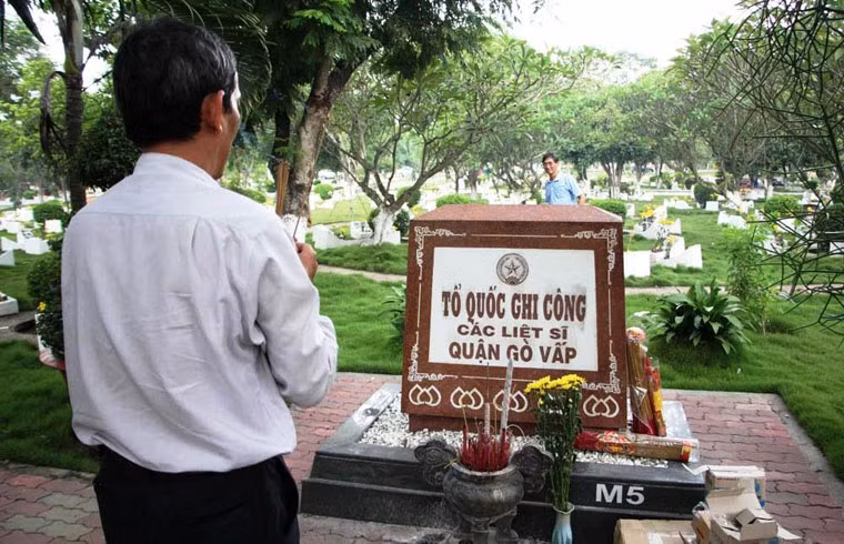 Tổ Quốc và nhân dân đời đời ghi công các Anh hùng liệt sĩ đã không tiếc máu xương, hy sinh cả tuổi thanh xuân vì sự nghiệp bảo vệ đất nước.