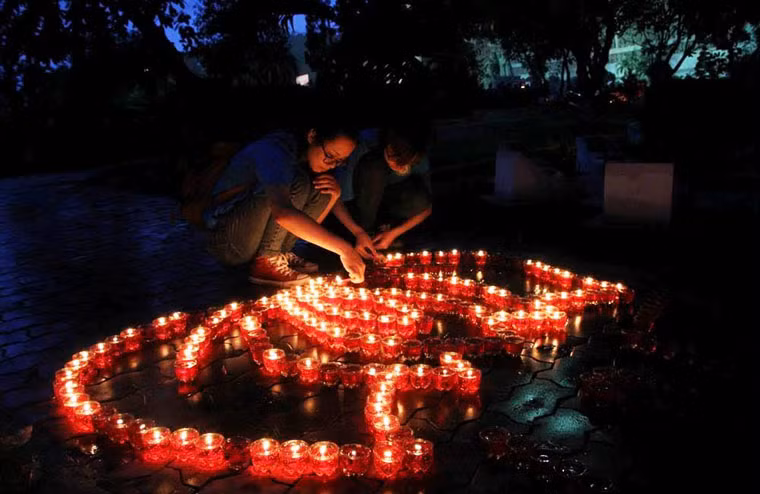 Đoàn viên thanh niên TP HCM đêm qua đã thắp lên hàng nghìn ngọn nến...
