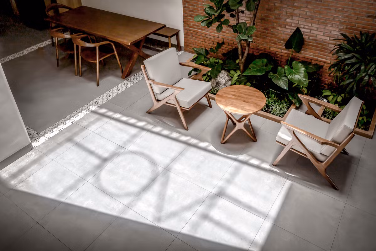 Tầng này là một không gian mở, không có nhiều vách ngăn. Điều này tạo ra sự kết nối giữa các khu vực và nâng cao quy mô của không gian chung cho các cuộc họp mặt gia đình.