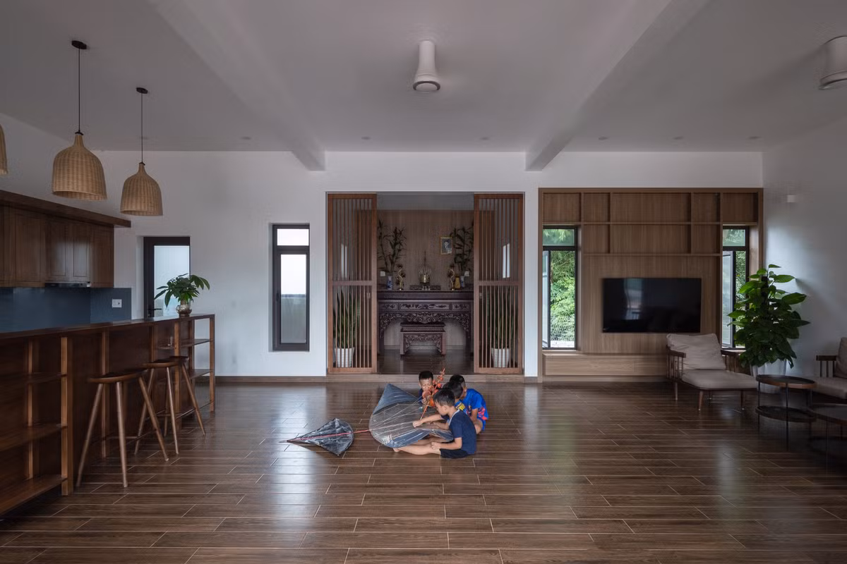 Căn nhà được thiết kế cho cặp vợ chồng trẻ cùng 2 người con trai và người mẹ. Từ cấu trúc ngôi nhà 5 gian truyền thống, ngôi nhà lấy gian trung tâm chính làm nơi thờ cúng tổ tiên. Nơi con cháu hướng về cội nguồn và được quây quần sum họp.