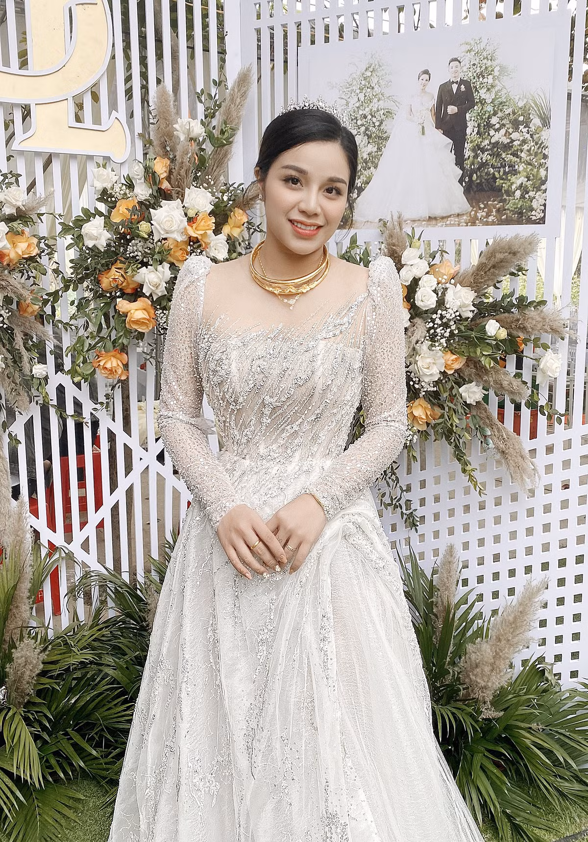 Trước đó, trong đám cưới ở Hà Tĩnh, Khánh Linh chọn 2 thiết kế dài tay có tổng giá trị lên đến 300 triệu đồng. Ảnh: Zing