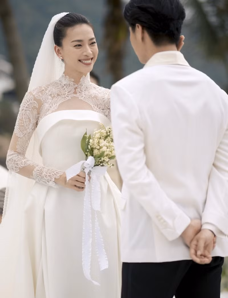 Trong đó, có mẫu váy của nhà mốt Elie Saab Bridal giá gần 600 triệu đồng. Ảnh: Zing