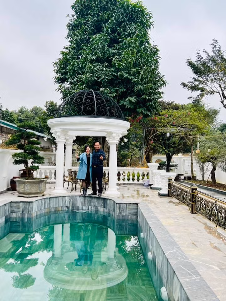 Phía trước biệt thự là một hồ nước lớn. Ảnh: FB Tiến Quang