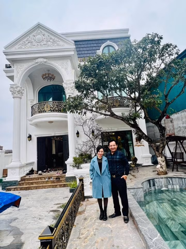 Xây trên mảnh đất rộng gần 1.000m2, căn biệt thự 2 tầng mang phong cách cổ điển châu Âu với những mảng khối được đắp cầu kì, tinh tế. Ảnh: FB Tiến Quang