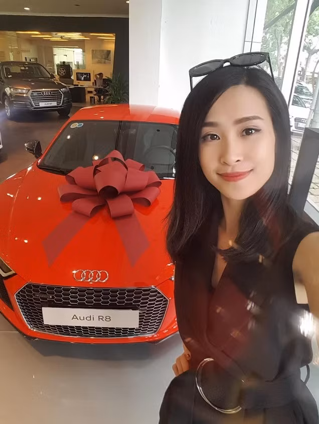 Sau đó, cả hai cũng sở hữu chiếc R8 V10 Plus có giá trị lên tới 13 tỷ đồng. Ảnh; FBNV