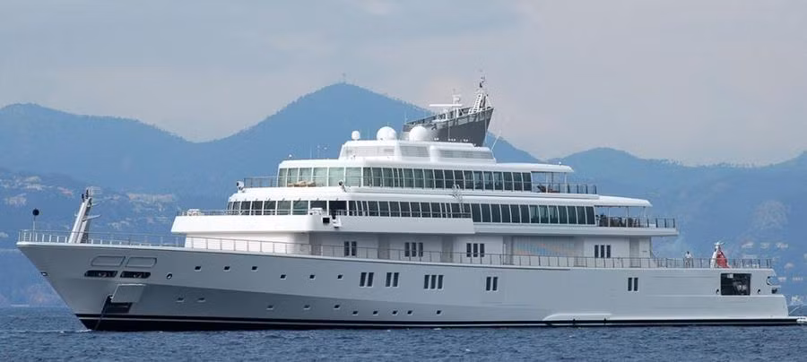 Ngoài ra, tỷ phú Larry Ellison còn sở hữu du thuyền Rising Sun dài 138m, thiết kế dành riêng cho ông. Trên du thuyền có 82 cabin, rạp chiếu phim, hầm rượu và một sân bóng rổ. Ảnh: Twitter
